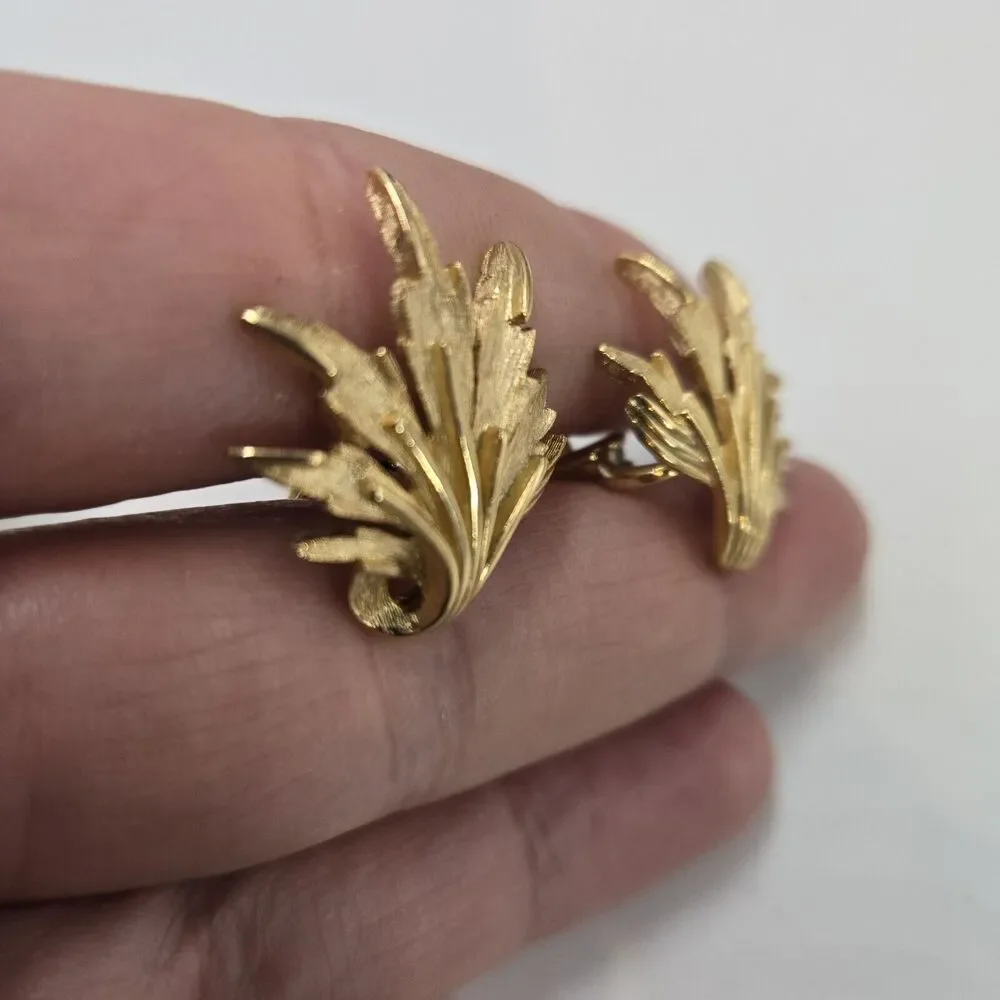 Vintage Crown Trifari Leaf Clip-On Earrings Brushed Gold Tone Excellent Conditio